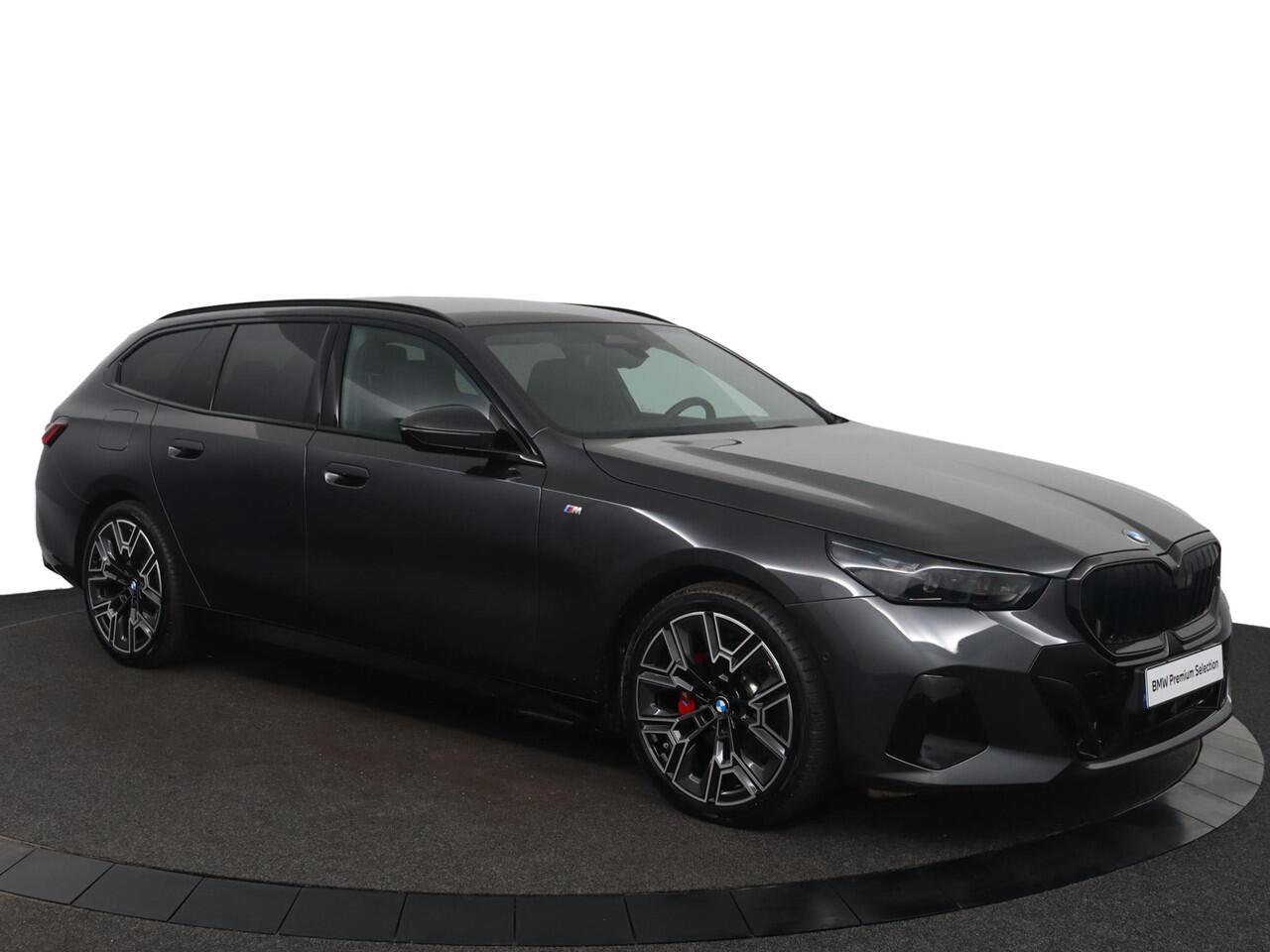 BMW 5-SERIE Touring 520i | M Sportpakket Pro | Driving Assistant Plus | Panoramadak | Harman/Kardon | Adaptieve LED koplampen | Iconic Glow |