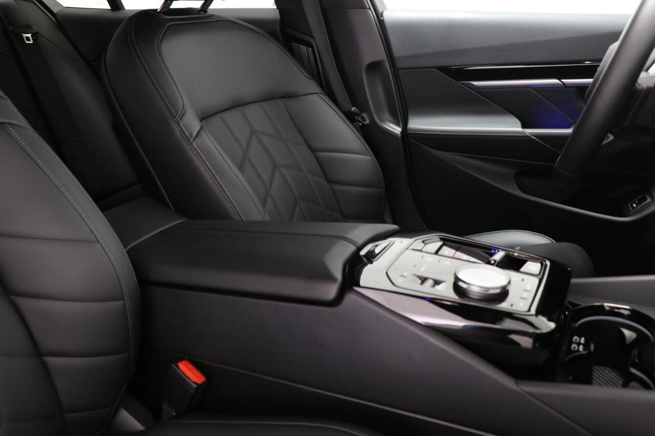 BMW 5-SERIE 520i M-Sport | COMFORT / INNOVATION / TRAVEL- PACK | HEAD UP | STOELKOELING | STUURVERWARMING | 360 CAMERA