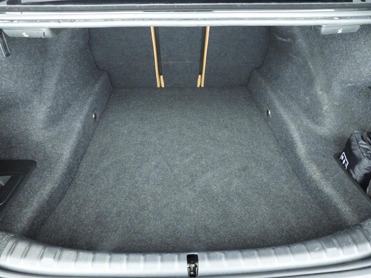 BMW 5-SERIE Sedan 540i | M-Sportpakket | LED | Leder | Navigatie | Active cruise | Trekhaak | Schuifdak | Comfortzetels | DAB | Alu 19 inch