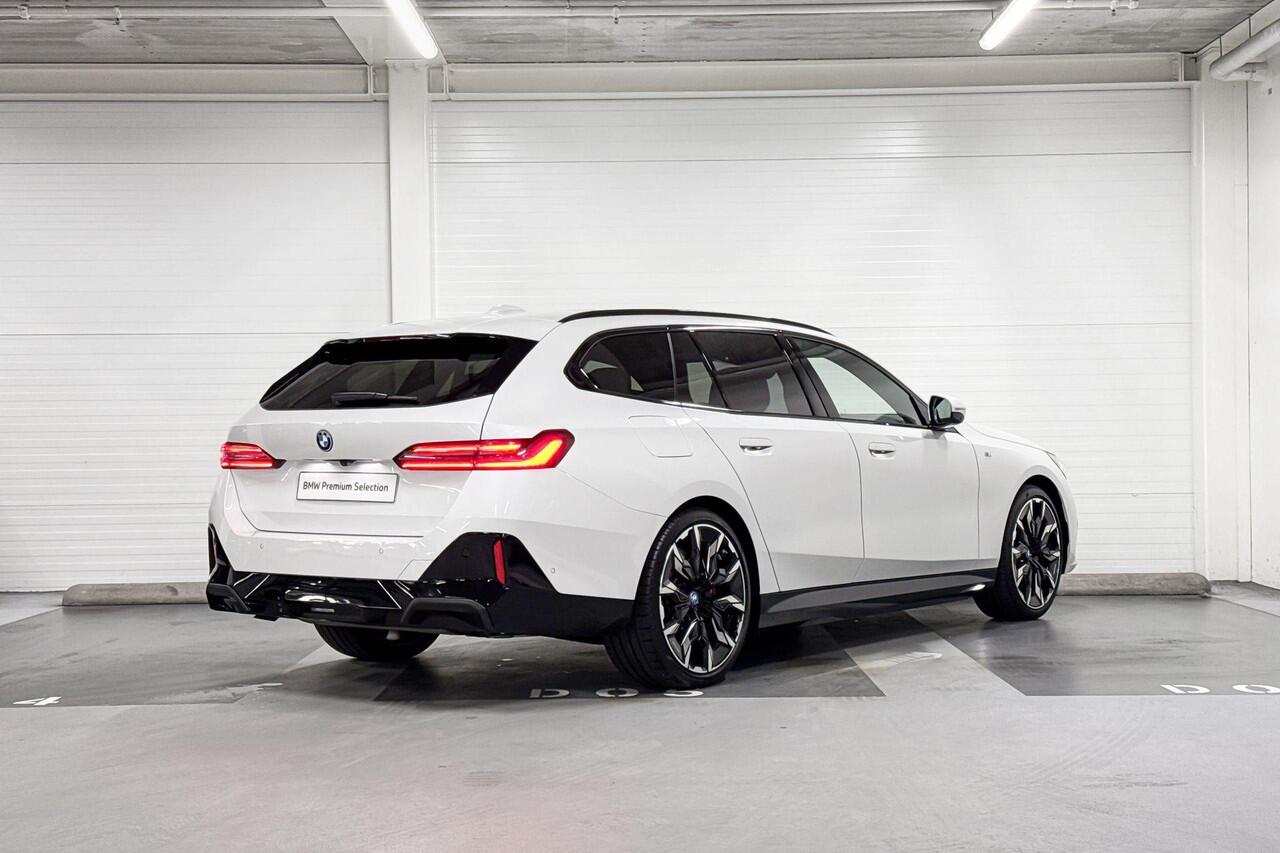 BMW 5-SERIE Touring 550e xDrive | M-Sport Pro | Pano | Bowers & Wilkins | Trekhaak