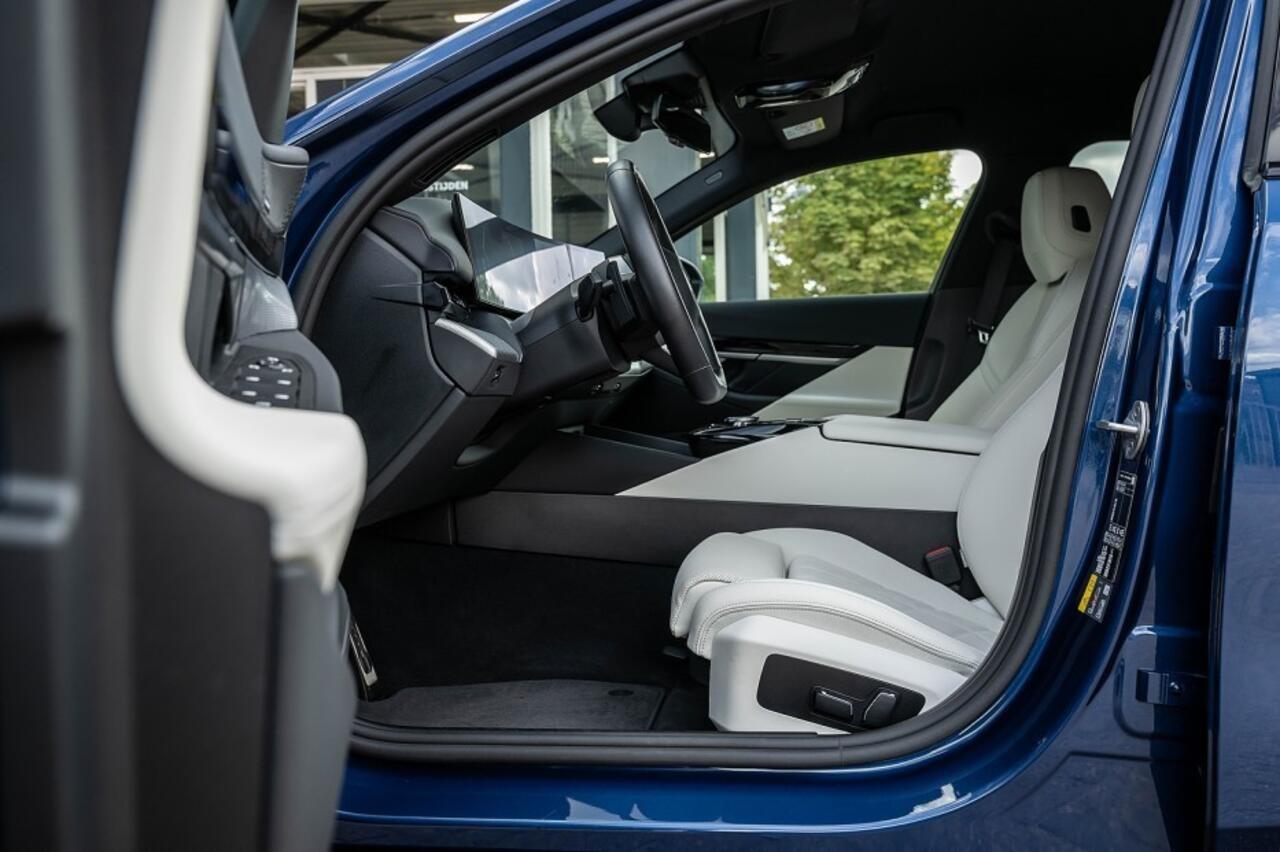 BMW 5-SERIE 530e xDrive M Sport | Driving Ass. Plus | Keyless | Leder | H/K | Camera | Trekhaak | Adapt. led |