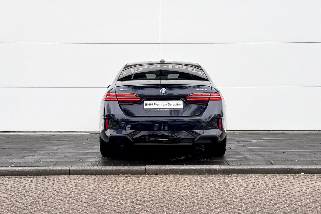 BMW 5-SERIE Sedan 550e xDrive M-Sport PRO | Trekhaak | Adaptive M-Onderstel | Panoramadak | Bowers & Wilkins