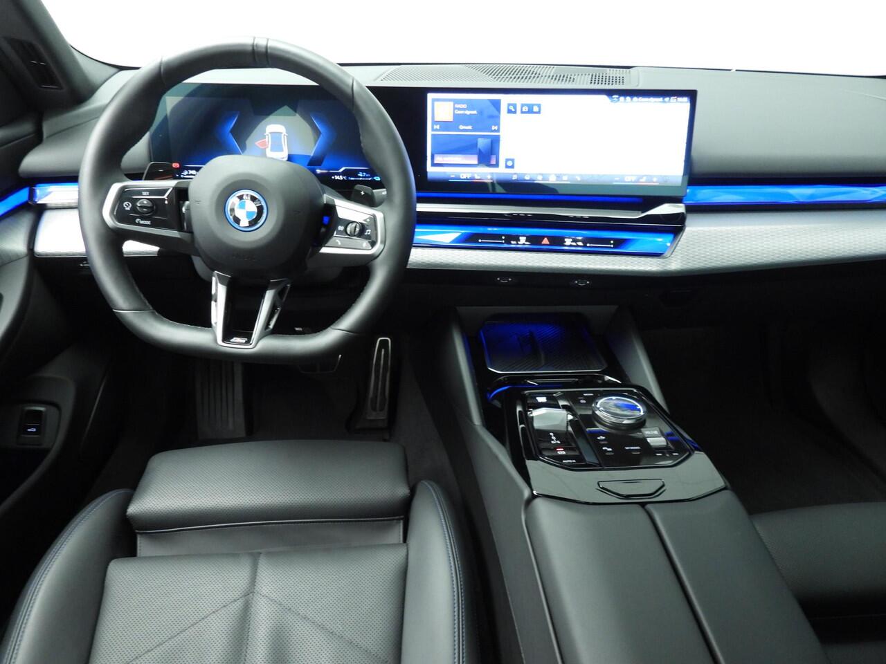 BMW 5-SERIE Sedan 530e | M-Sportpakket | LED | Navigatie | Sportstoelen | Stoelverwarming | DAB | Harman-kardon sound | Alu 20 inch