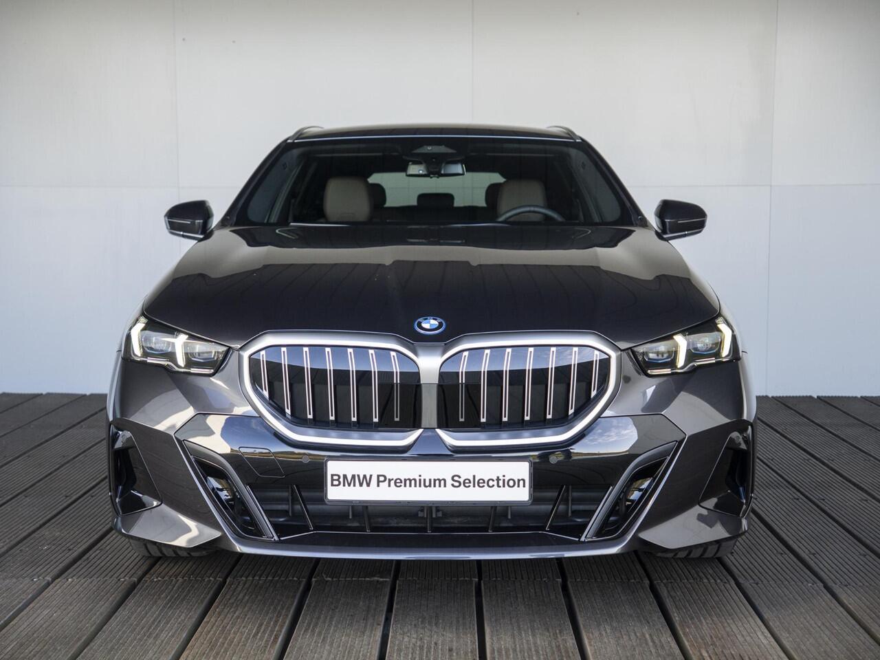 BMW 5-SERIE Touring 530e | M Sportpakket | Travel Pack | Verwarmd Stuurwiel | Harman-Kardon | Elektrisch Verwarmde Voorstoelen | 20'' | Ekris Selection