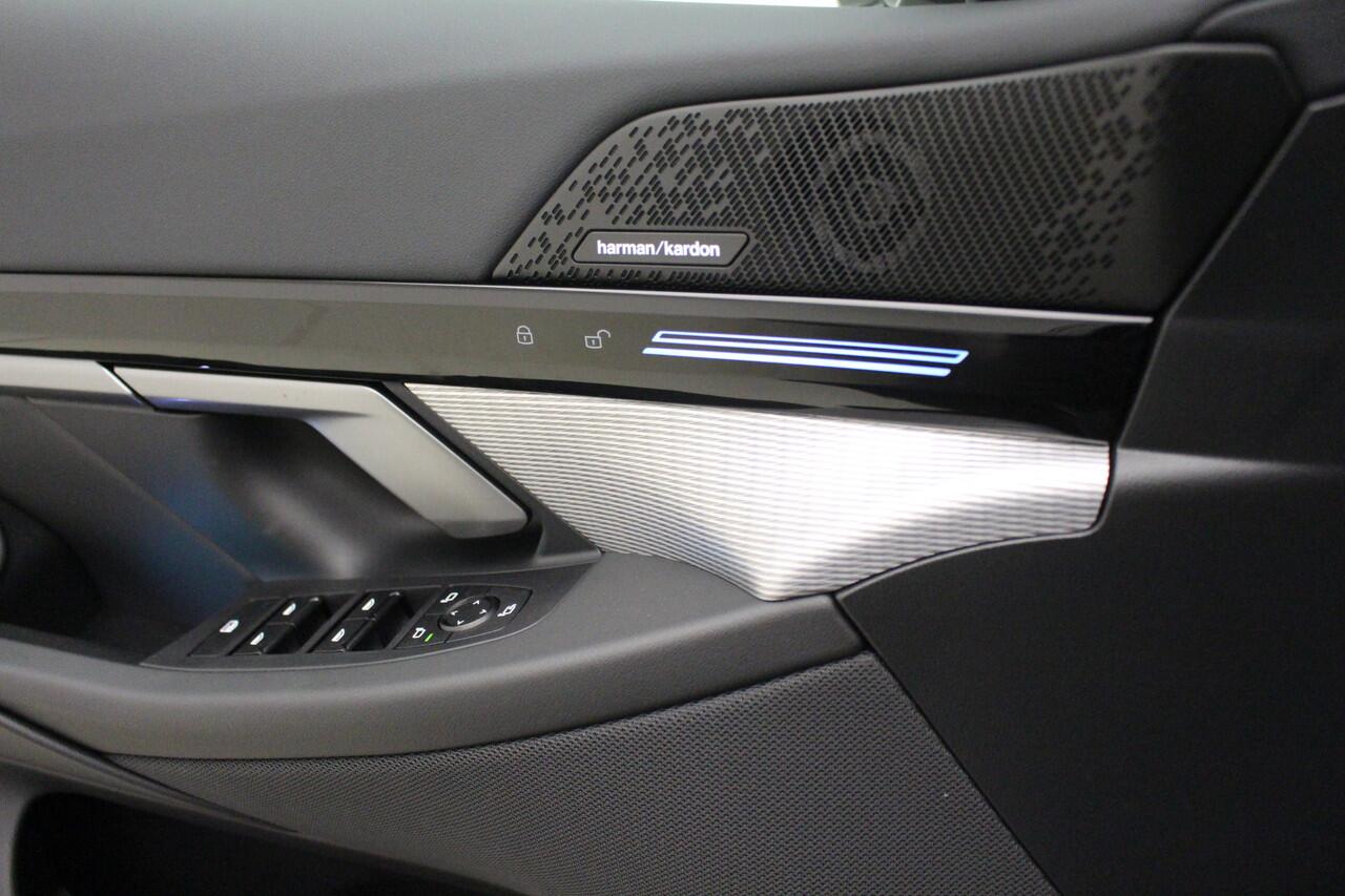 BMW 5-SERIE Touring 520i M-Sport | 19" | Panorama | Driving Assistant Plus | Harman Kardon | Trekhaak