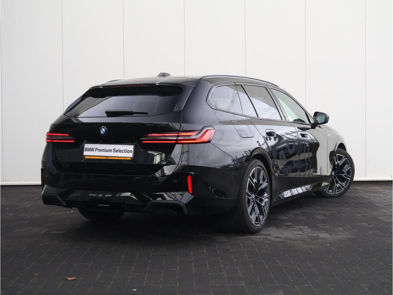 BMW 5-SERIE Touring 520i M Sportpakket Pro/ Verwarmd Stuurwiel/ Comfort Access/ Elektrische Trekhaak/ Panoramadak/ Harman-Kardon/ Stoelverwarming