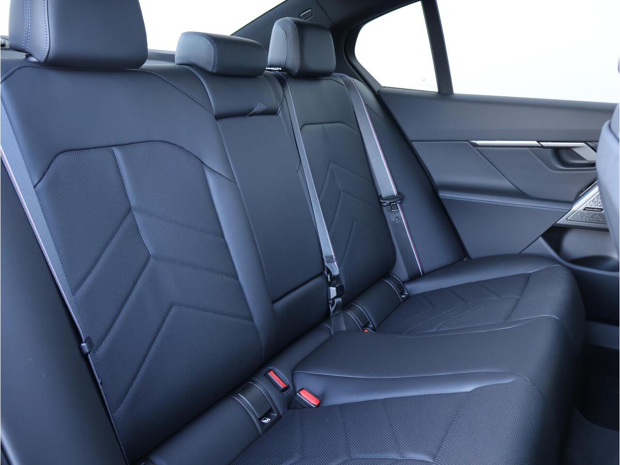 BMW 5-SERIE 530e M Sport Edition M Sportpakket Pro/ Comfort Access/ Elektrische Trekhaak/ panoramadak/ Driving Assistant Professional/ Bowers & Wilkins/ Stuurwiel Verwarming