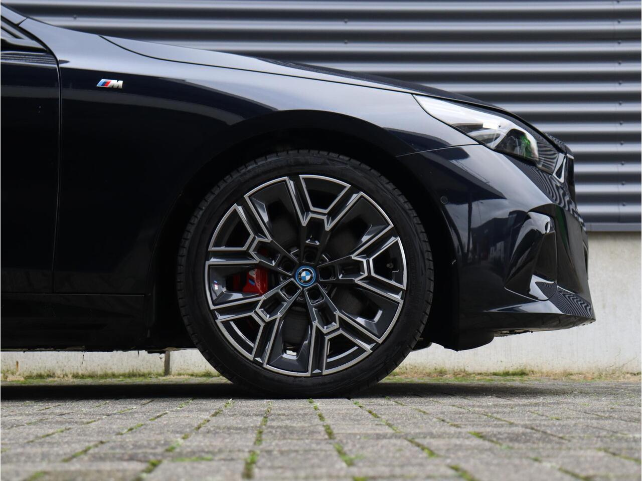 BMW 5-SERIE 550e xDrive | M Sportpakket Pro | Panodak | Driving Assistant Prof. | Adaptief Onderstel Prof. | Bowers & Wilkins | M Multifunctionele Stoelen | Stoelventilatie | Parking Assistant Prof. | 20'' LMV