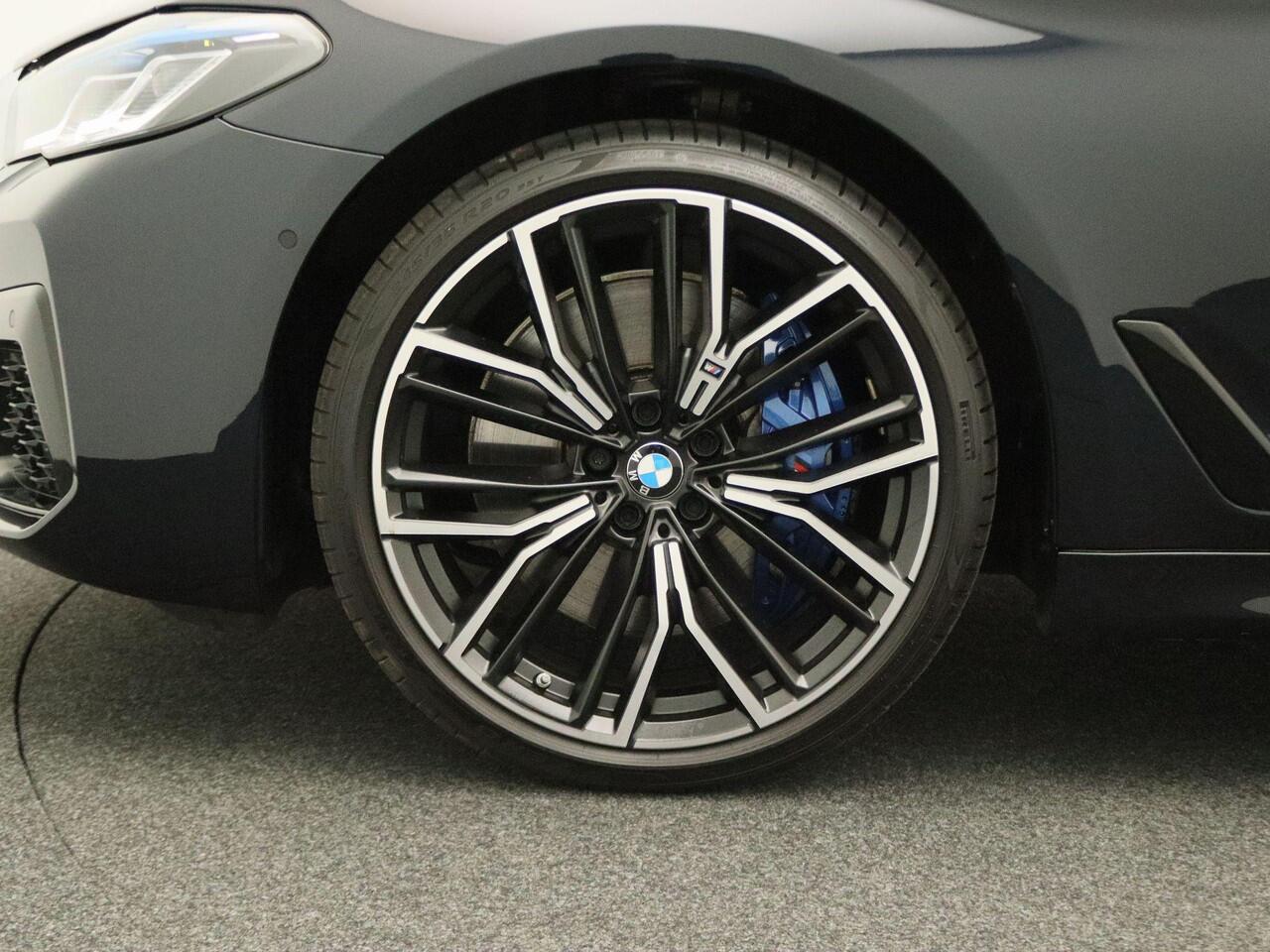 BMW 5-SERIE Sedan 540i M Sportpakket | Laserlicht | Head-Up Display | Harman Kardon | Elek. Stoelen met Geheugen | 20"