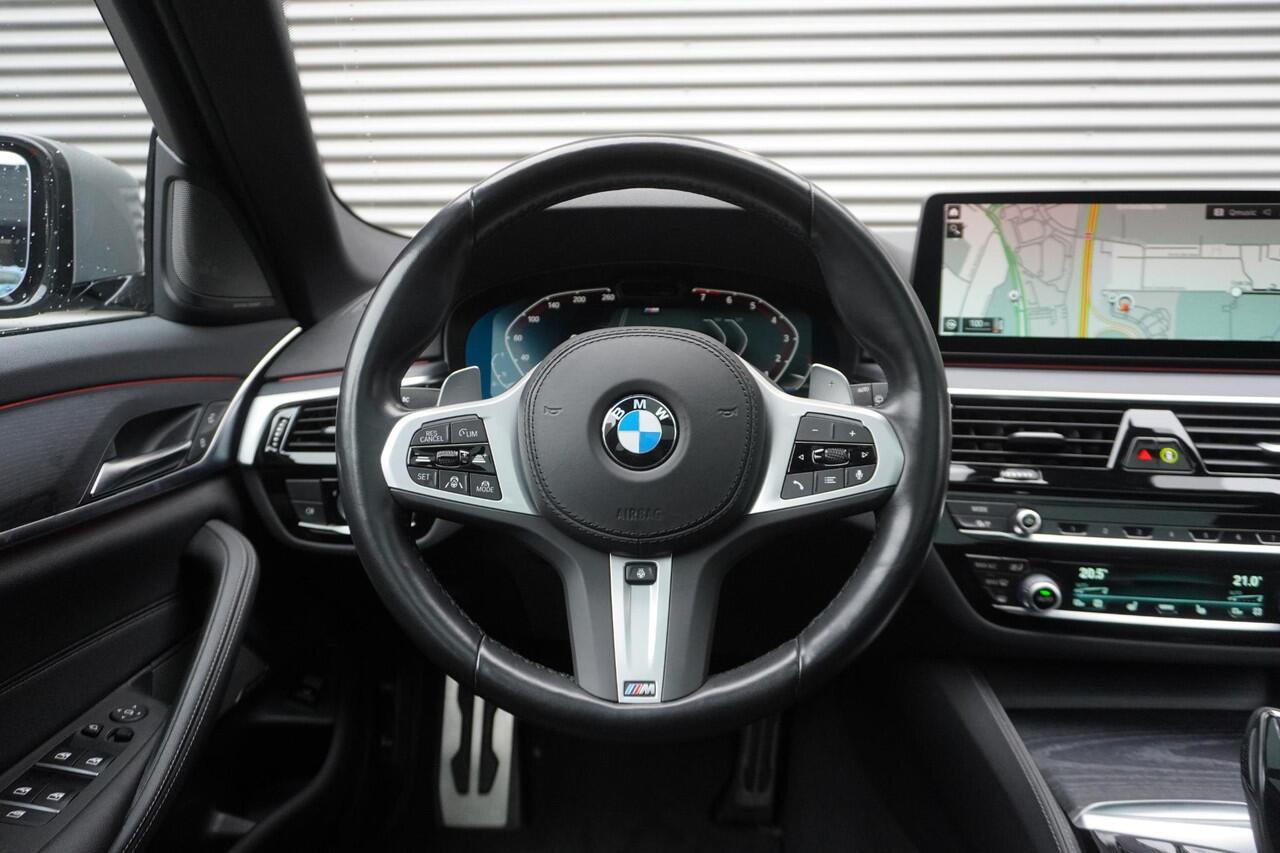 BMW 5-SERIE Touring 540i xDrive M Sportpakket | Trekhaak met elektrisch wegklapbare kogel | Glazen panoramadak | Driving Assistant Professional | BMW Laserlight | HIFI System Harman Kardon