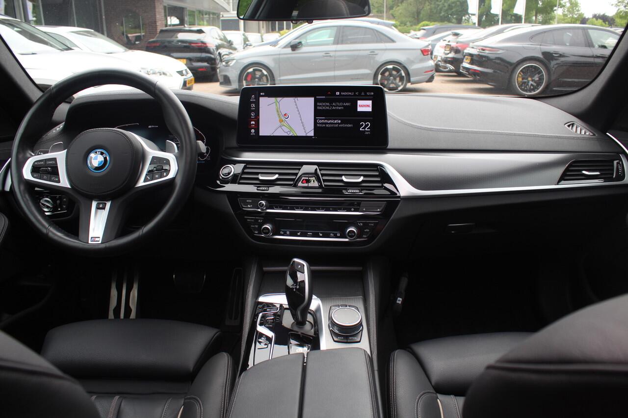 BMW 5-SERIE Touring 530e Business Ed. M Sport 44.229 km! SOH 95,2% / Trekhaak / Panoramadak / Head-up / 19'' / Laser LED / Sfeerverlichting / Leder / Safety-pack / Stuurverwarming / Cruise Control