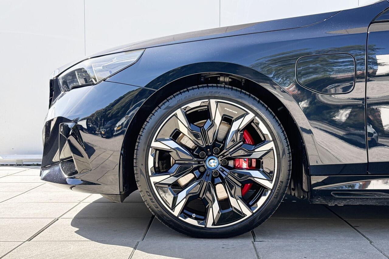 BMW 5-SERIE Sedan 550e xDrive M-Sport Pro / Bowers & Wilkins / Driving Assistant Professional / Stoelventilatie / Comfortstoelen / Head-up / Adaptief onderstel Professional / Stuurwielrand verwarming / Stoelverwarming voor & achter / Craftedclarity / Parking Assistan