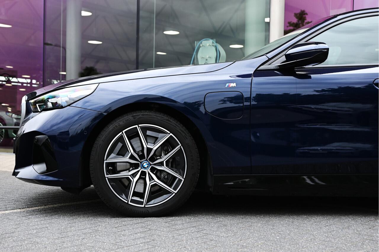 BMW 5-SERIE 550e xDrive M Sport Automaat / Panoramadak / Stoelverwarming / Adaptieve LED / Driving Assistant / 19" LMV