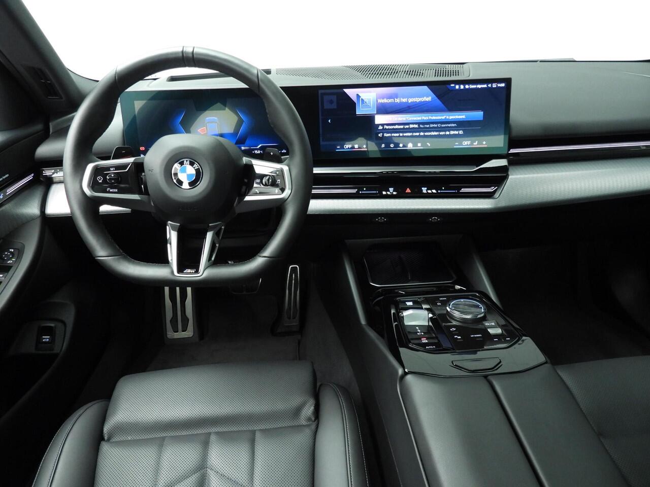 BMW 5-SERIE Sedan 520d | M-Sportpakket | LED | HUD | Active cruise | Comfortzetels | Schuifdak | Trekhaak | DAB | Harman-kardon sound | Alu 20 inch