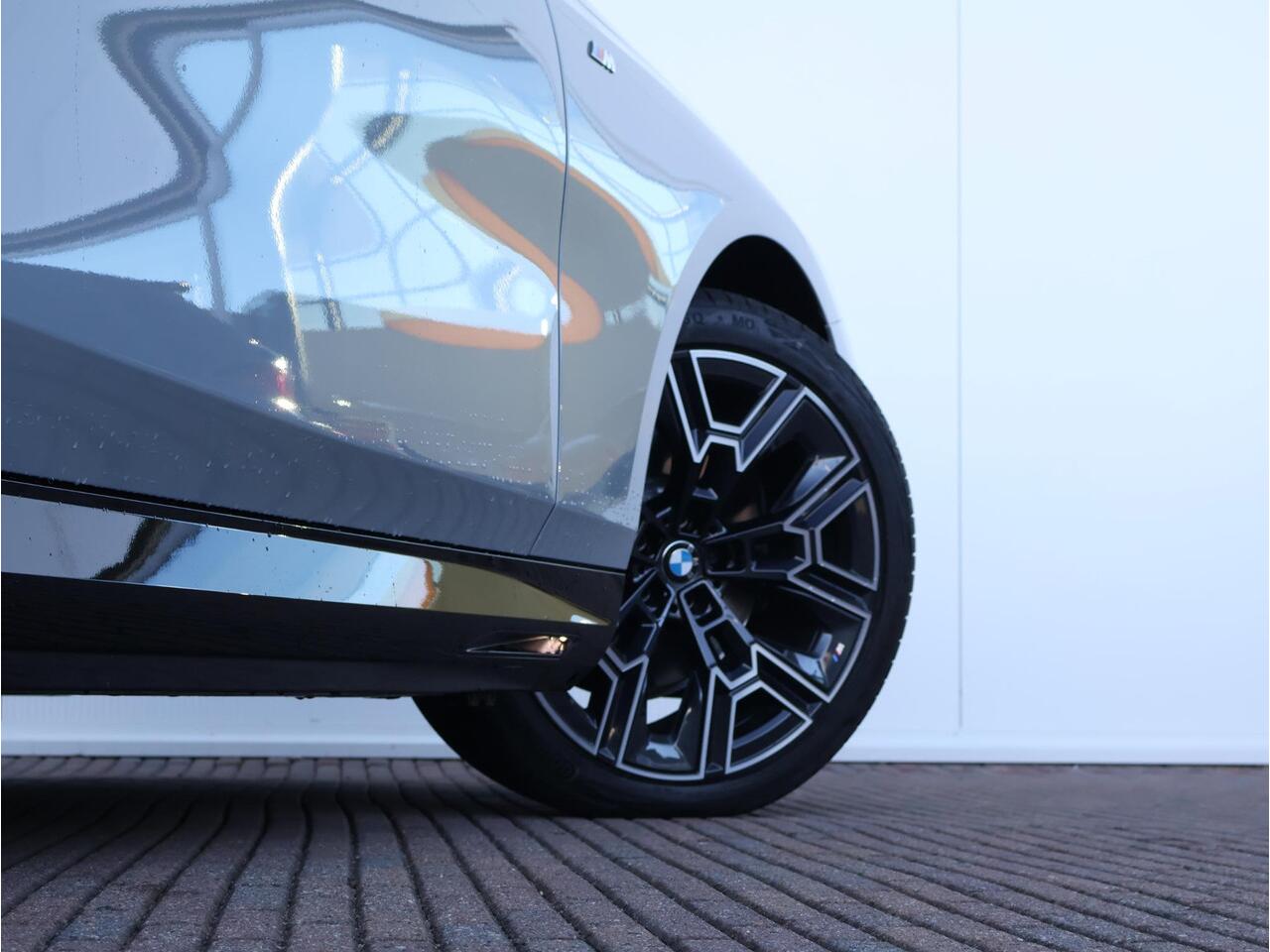 BMW 5-SERIE 530e M Sport Edition M Sportpakket Pro/ Comfort Access/ Elektrische Trekhaak/ panoramadak/ Driving Assistant Professional/ Bowers & Wilkins/ Stuurwiel Verwarming