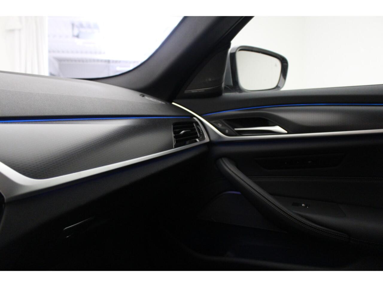 BMW 5-SERIE 530e M-Sport | Trekhaak | Harman Kardon | Driving Assistant Professional | High Executive | Comfortzetels