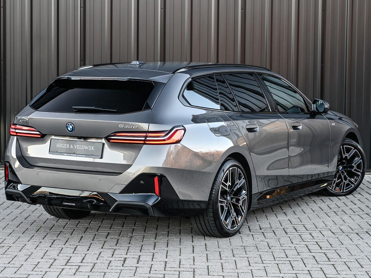 BMW 5-SERIE Touring 530e XDRIVE | SHADOW LINE | M-SPORT | COMFORT ACCESS | ACTIVE CRUISE | BOWERS & WILKINS | 360 CAMERA | STUUR- EN STOELVERWARMING | LEDER | AMBIANCE | ASSISTANCE PLUS PAKKET | EL. TREKHAAK | ADAPTIVE LED | M-SPORT SUSPENSION