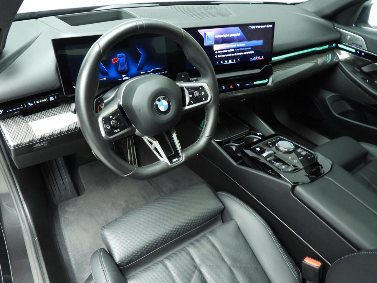 BMW 5-SERIE Touring 540d xDrive | M-Sportpakket | LED | HUD | Schuifdak | Active cruise | Trekhaak | DAB | Bowers & Wilkins sound | Alu 19 inch