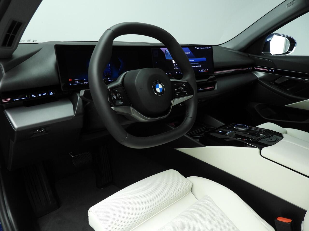 BMW 5-SERIE Sedan 520i | LED | HUD | Sportstoelen | Active cruise | Stoelverwarming | Elektr. zetels | DAB| Alu 19 inch