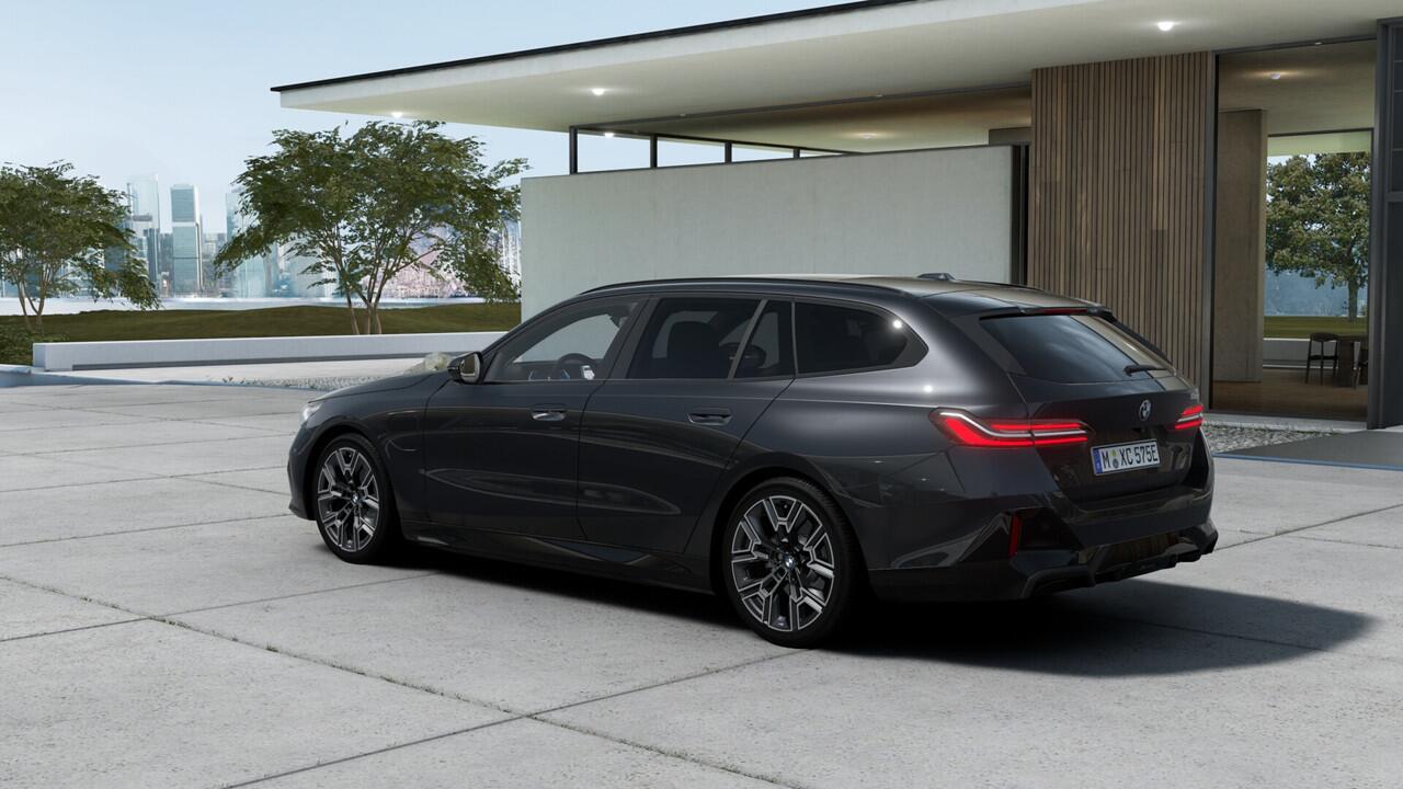 BMW 5-SERIE Touring 530e High Executive M Sport Automaat / Panoramadak / Adaptieve LED / Parking Assistant Plus / M Sportonderstel / Live Cockpit Professional / Stoelverwarming