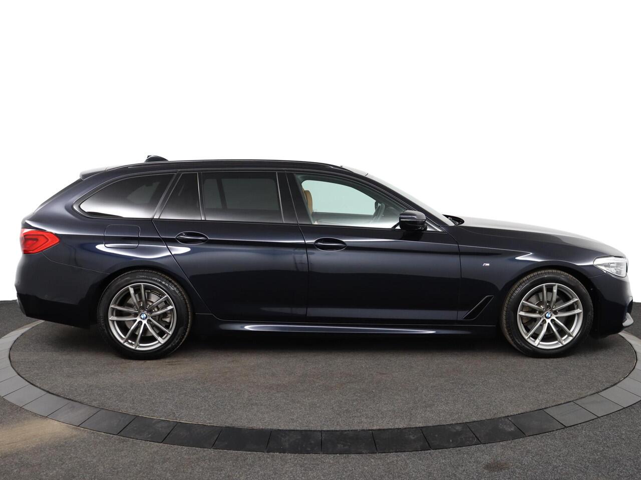 BMW 5-SERIE Touring 520i High Executive M Sportpakket | Trekhaak | Panoramadak | Adaptieve LED koplampen | Achteruitrijcamera | HiFi System