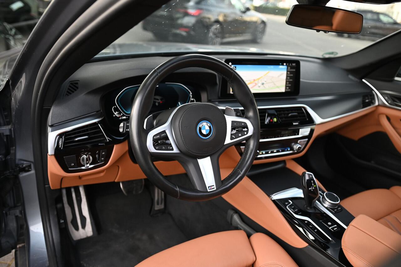 BMW 5-SERIE Touring 530e xDrive High Executive M Sport Automaat / Panoramadak / Trekhaak / Laserlight / Comfort Access / Parking Assistant Plus / Live Cockpit Professional / Adaptief onderstel