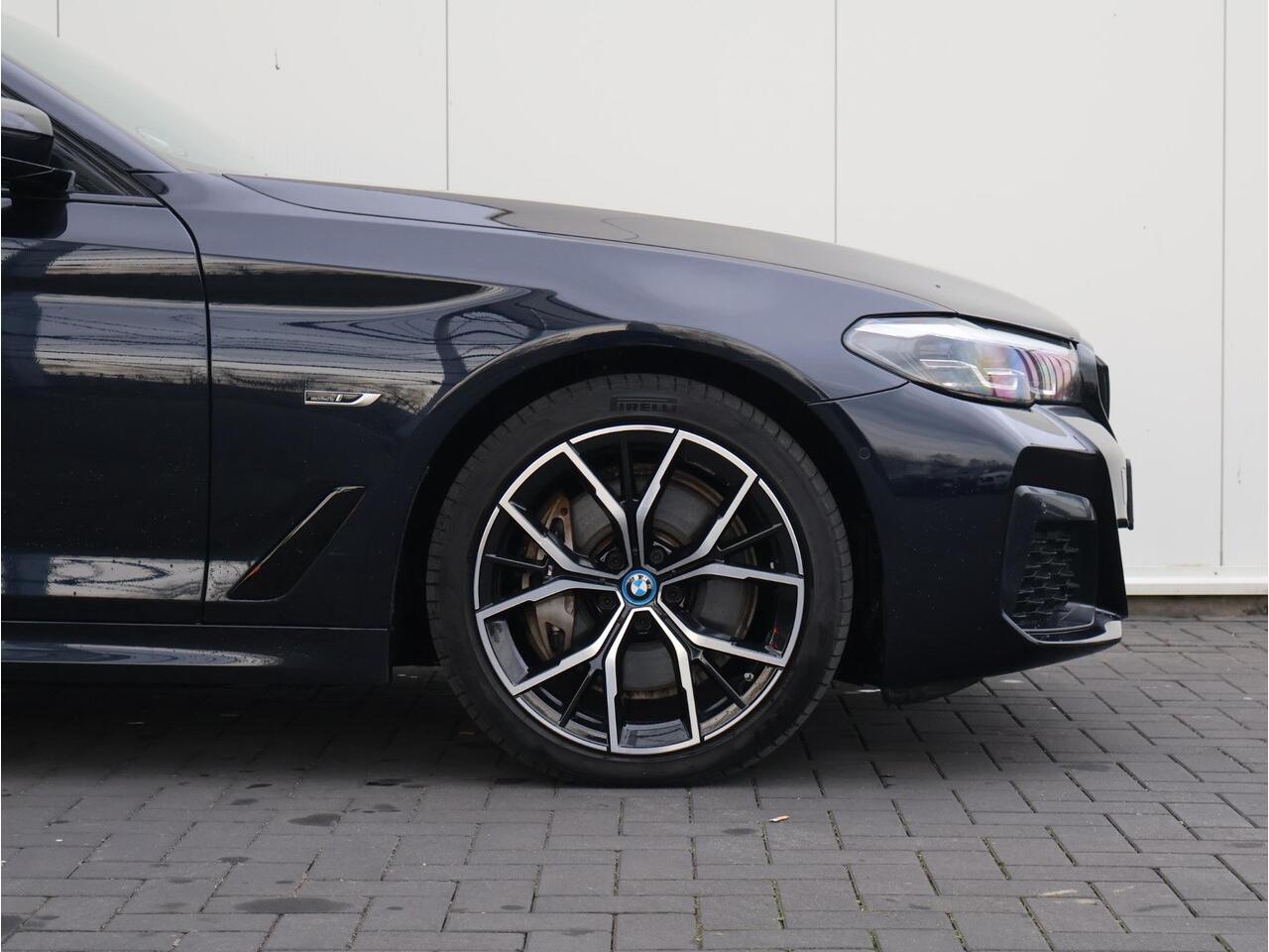 BMW 5-SERIE 545e xDrive Business Edition Plus M Sportpakket/ Stuurwielrand verwarmd/ Achteruitrijcamera/ Active Cruise Control/ Head-Up/ HiFi/ Panoramadak