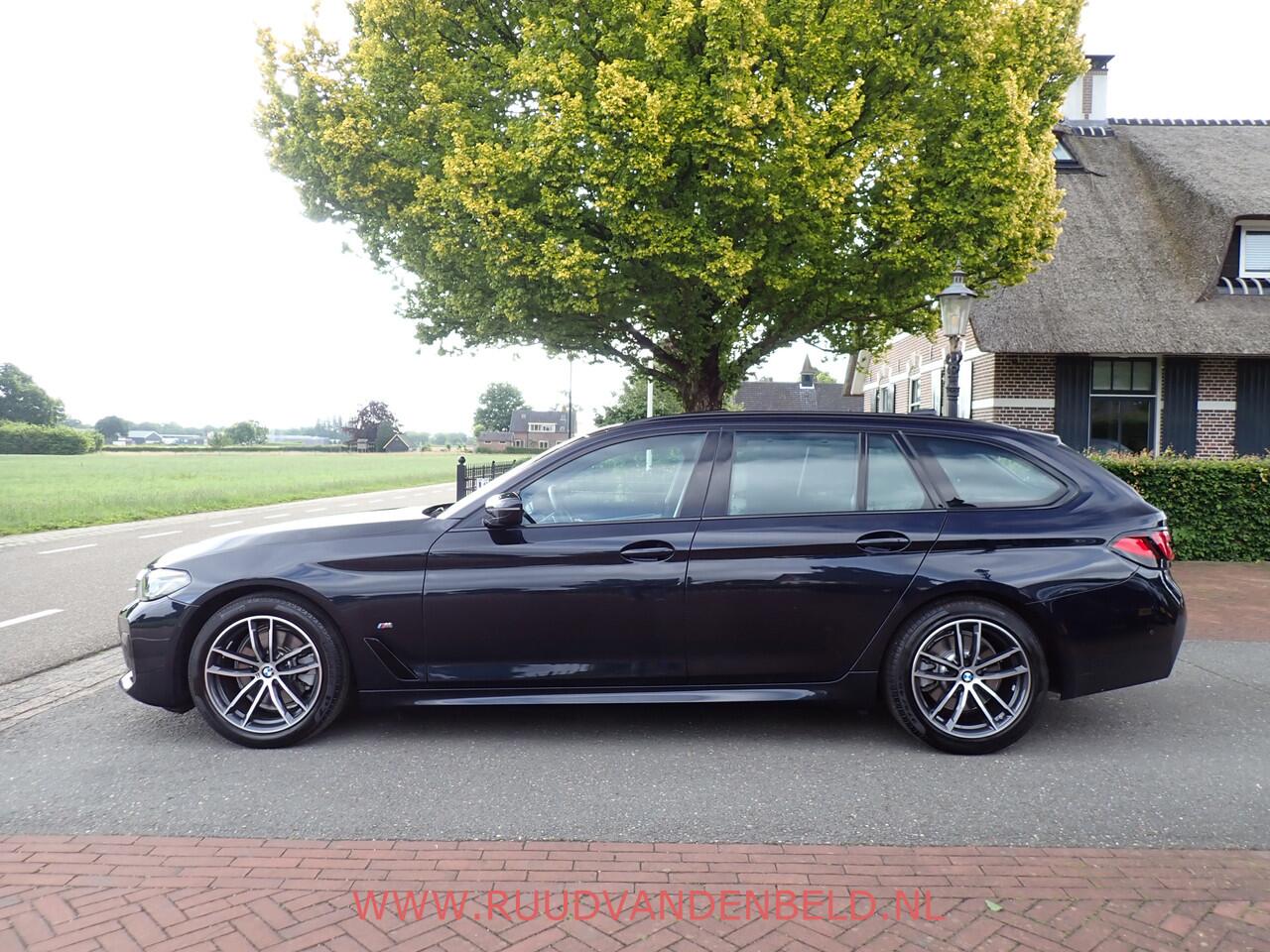 BMW 5-SERIE Touring 520i LCI M-PAKKET SHADOWLINE PANODAK/COMFORTLEER/TREKHAAK
