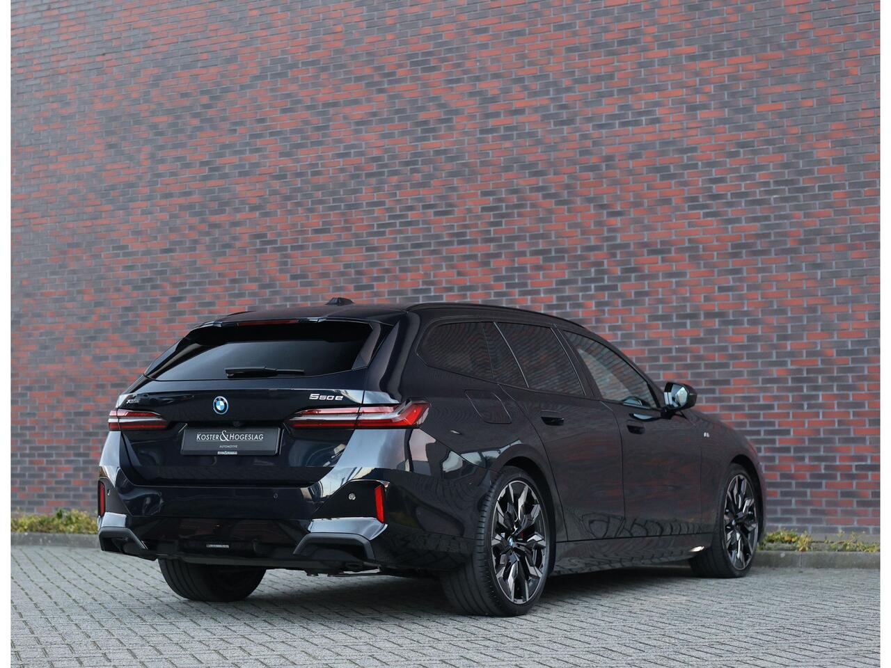 BMW 5-SERIE 550e Touring xDrive | Carbonzwart - Bow&Wil - Trekhaak