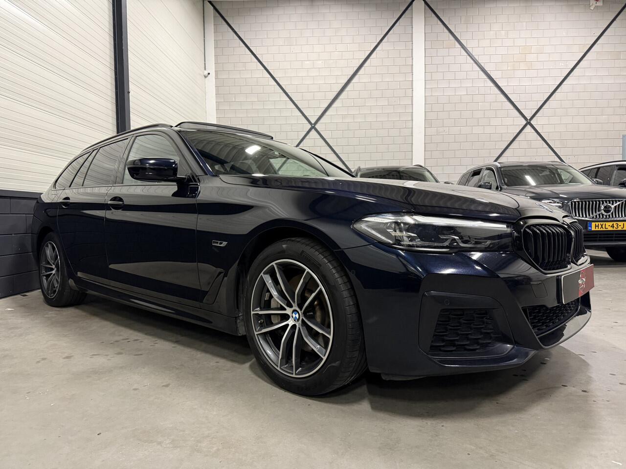 BMW 5-SERIE Touring 530e M-Sport bwjaar 06-2022 PANO/HARMAN&KARDON/360CAMERA/ALCANTARA-SPORT/STANDKACHEL/CARPLAY/18"M-SPORT/PRIVACY/SHADOW-LINE/CARBONSCHWARZ/RECENT OH BEURT GEHAD BIJ BMW DEALER