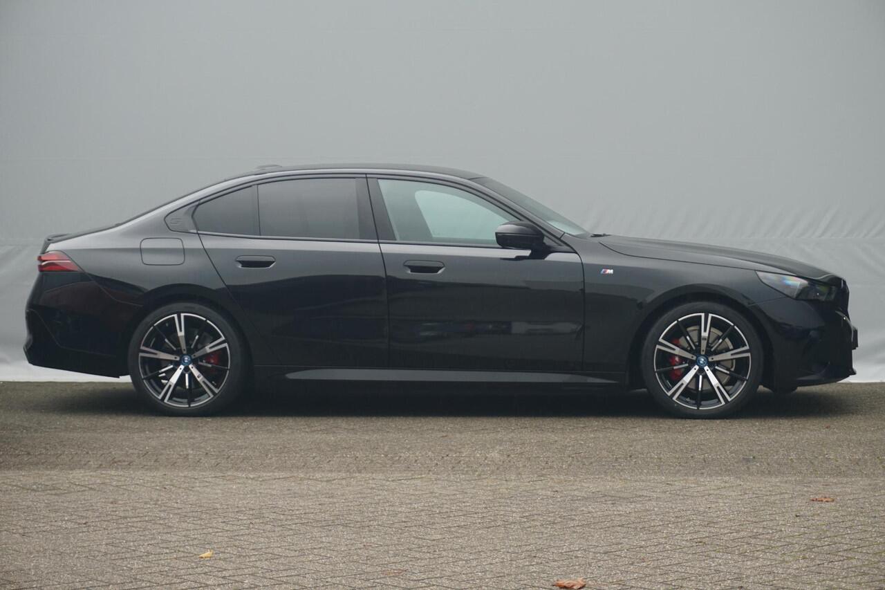 BMW 5-SERIE 530e M Sport Pro | Comfortstoelen Elektrisch met geheugen / Panoramadak / Head-up / Rondomzicht camera / Stoelventilatie / Driving Assistant Professional