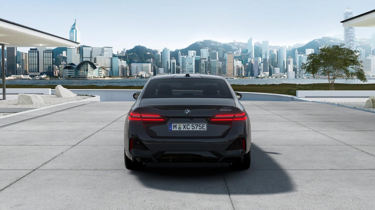 BMW 5-SERIE 530e M Sport Automaat / Panoramadak / Stoelventilatie / Bowers & Wilkins / Comfort Access / M Sportonderstel / Parking Assistant Plus / Adaptieve LED