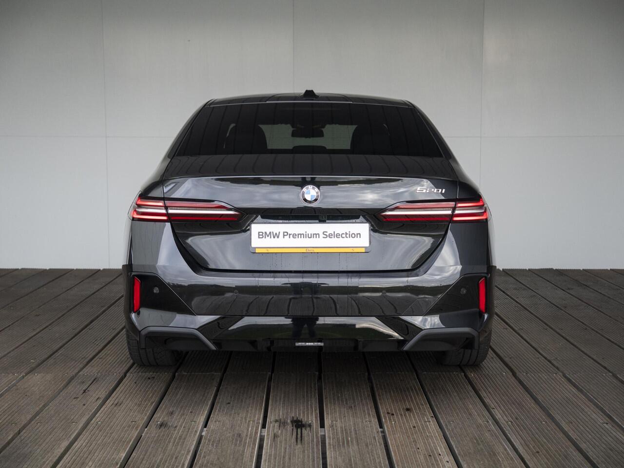 BMW 5-SERIE Sedan 520i | M Sportpakket | Innovation Pack | Verwarmd Stuurwiel | Comfort Access | Panoramadak | Stoelverwarming | Harman-Kardon | Trekhaak