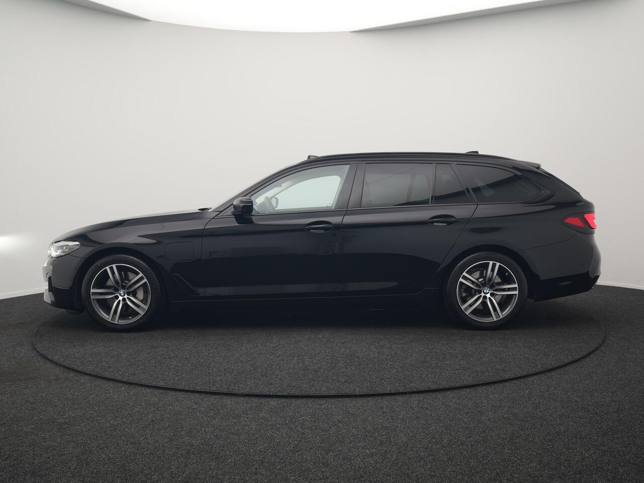 BMW 5-SERIE Touring 530e Executive Plug In Hybrid 293pk Dealer O.H. PHEV | Panodak | 360 Camera | Lederen Sportstoelen Verwarmd | Sfeerverlichting | Apple Carplay | Navigatie | Virtual | DAB |