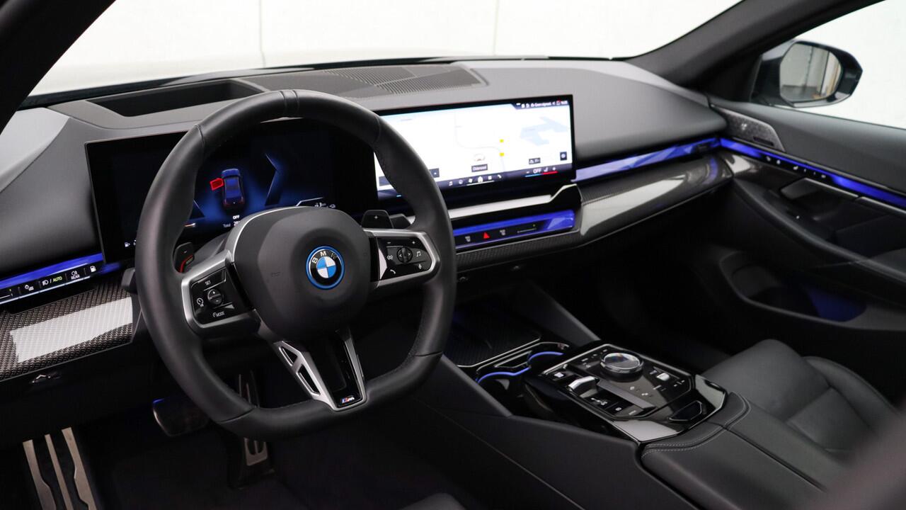 BMW 5-SERIE 550e xDrive M-Sport Pro | Bowers & Wilkins | Stoelventilatie | Panoramdak | Trekhaak | Carbon