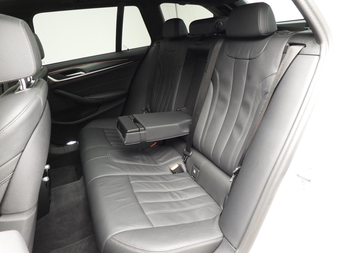 BMW 5-SERIE Touring 520d | M-Sportpakket | Laserlicht | Leder | HUD | Active cruise | Schuifdak | Comfortzetels | Keyles go | DAB | Hifi speakers | Alu 18 inch