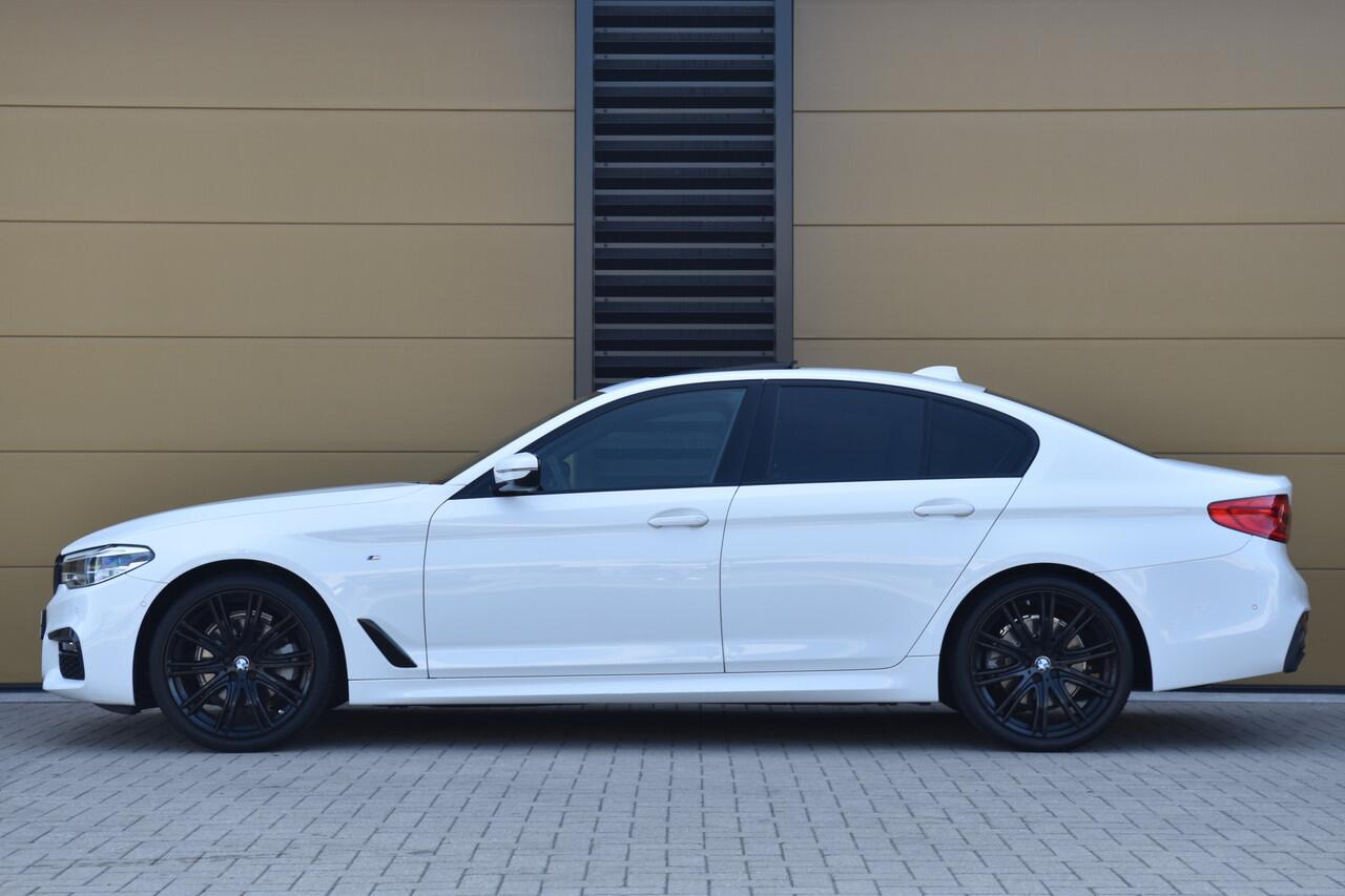 BMW 5-SERIE 520i High Executive * M Sportpakket * Comfortstoelen * Glasdak * Trekhaak * Sfeerverlichting *