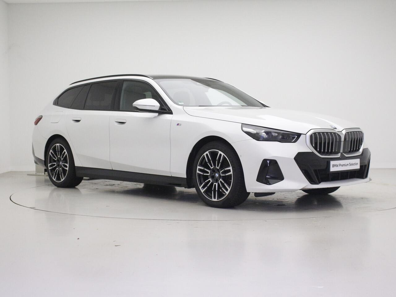 BMW 5-SERIE Touring 520i M-Sport | Driving Assistant Plus | Harman Kardon | Panorama | Standkachel | Trekhaak | Mild Hybid