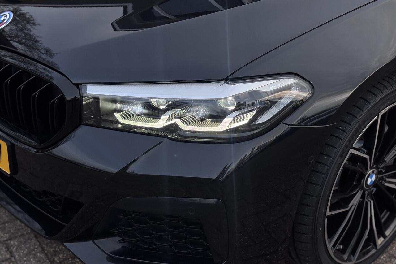 BMW 5-SERIE Touring 530i M-Sport | Panodak | Comfortleder | Camera | Head Up | Boxmore Audio | Trekhaak