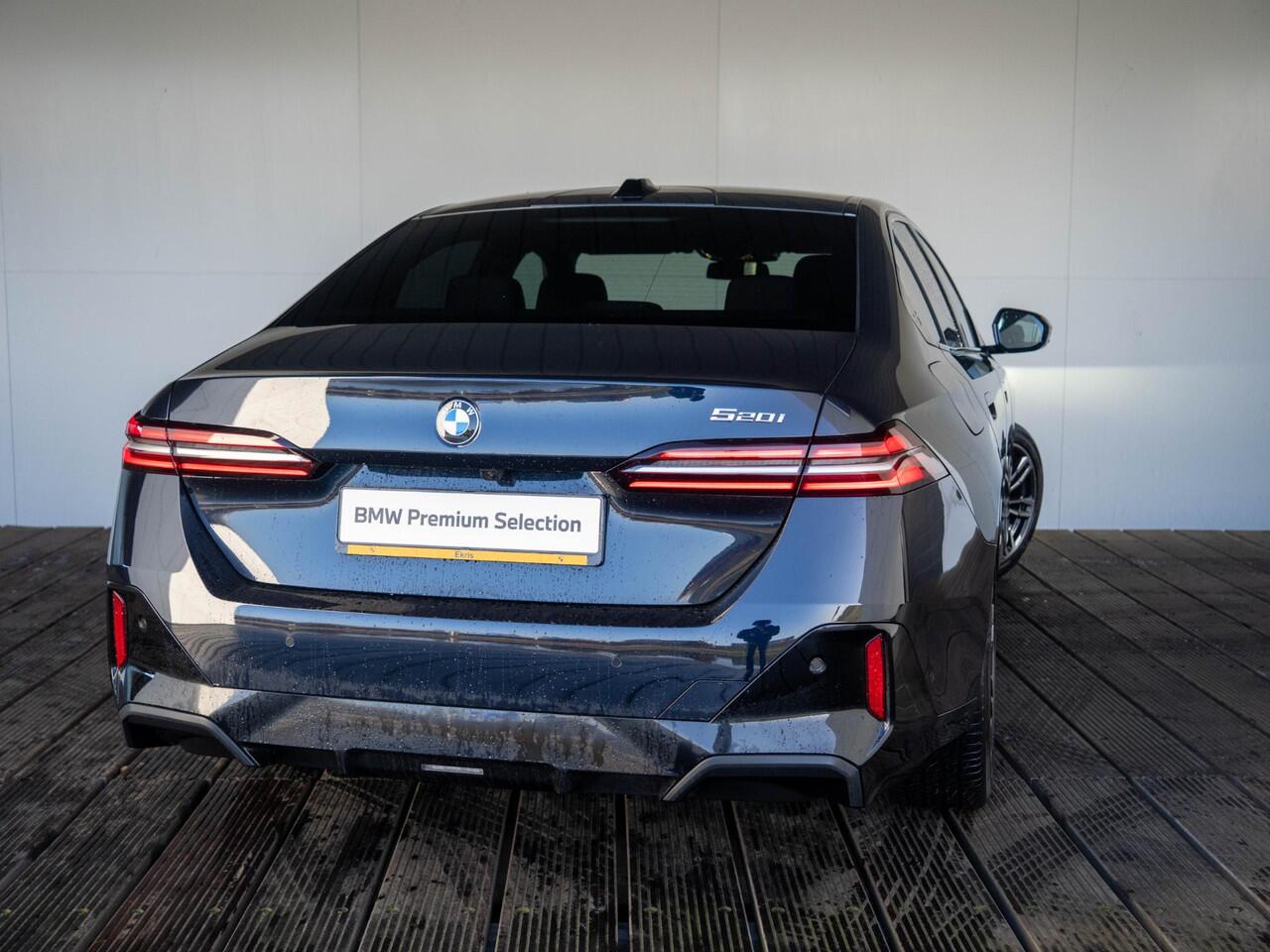 BMW 5-SERIE Sedan 520i | M Sportpakket | Innovation Pack | Stuurwielrand verwarmd | Comfort Access | Panoramadak | Stoelverwarming | Harman-Kardon | Trekhaak