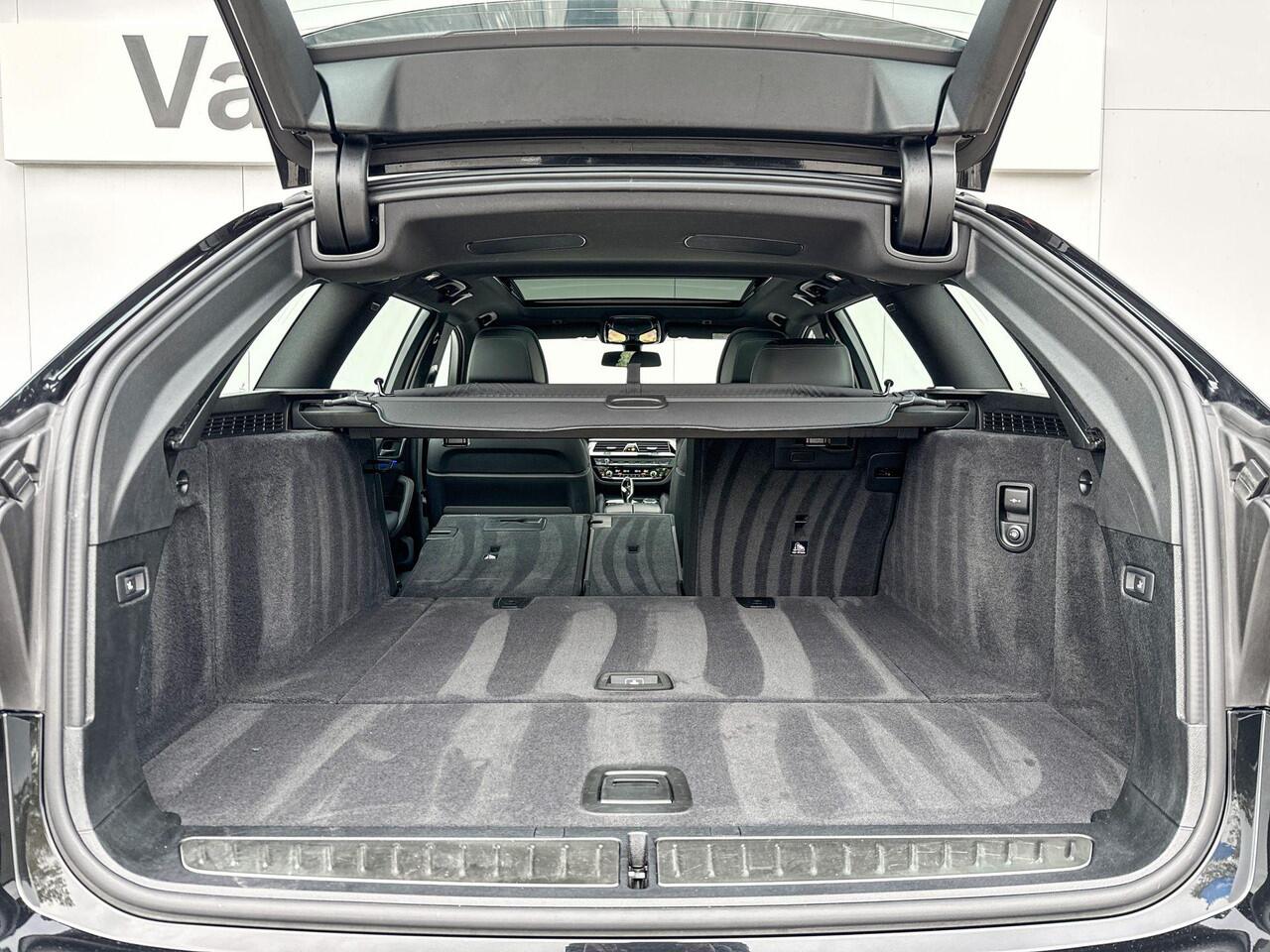 BMW 5-SERIE Touring 520i M Sport | Trekhaak | Panoramadak