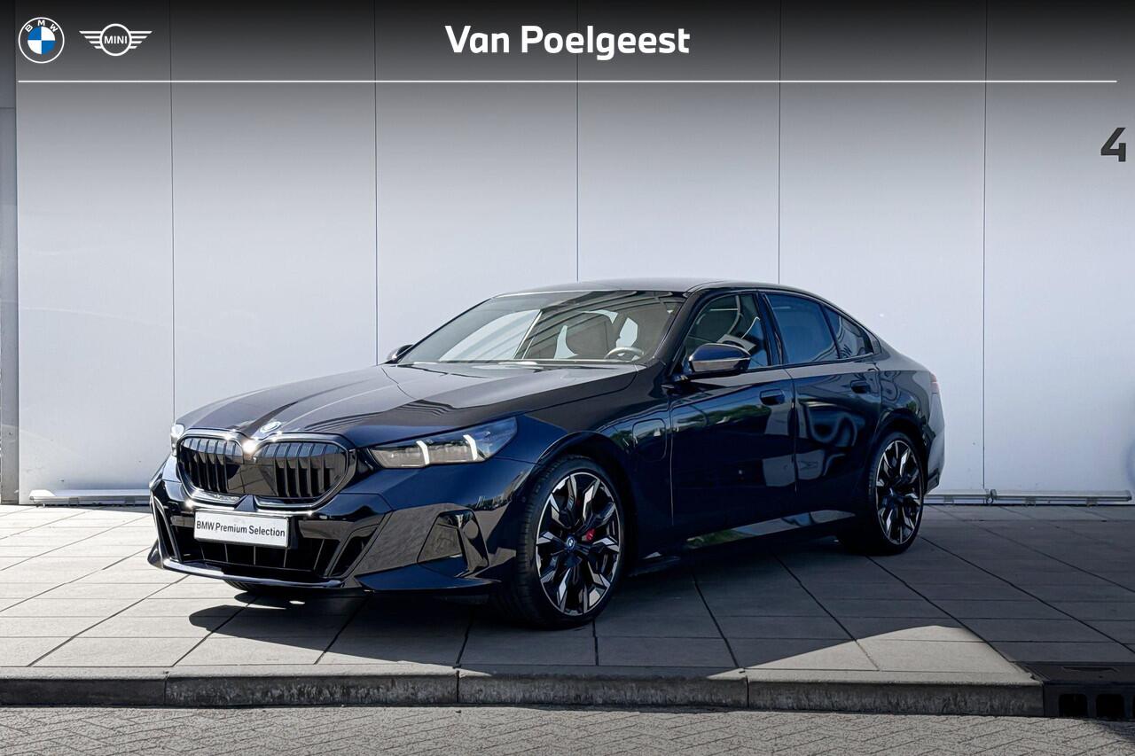 BMW 5-SERIE Sedan 550e xDrive M-Sport Pro / Bowers & Wilkins / Driving Assistant Professional / Stoelventilatie / Comfortstoelen / Head-up / Adaptief onderstel Professional / Stuurwielrand verwarming / Stoelverwarming voor & achter / Craftedclarity / Parking Assistan