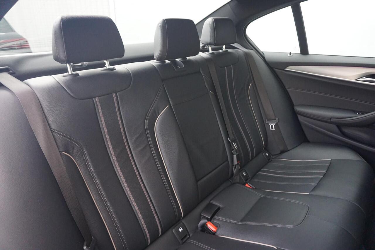 BMW 5-SERIE Sedan 520e M Sportpakket | Schuif-kanteldak | Comfortstoelen | Head-Up | BMW Laserlight | HIFI | Elektrische Stoel en Stuurwiel verwarming