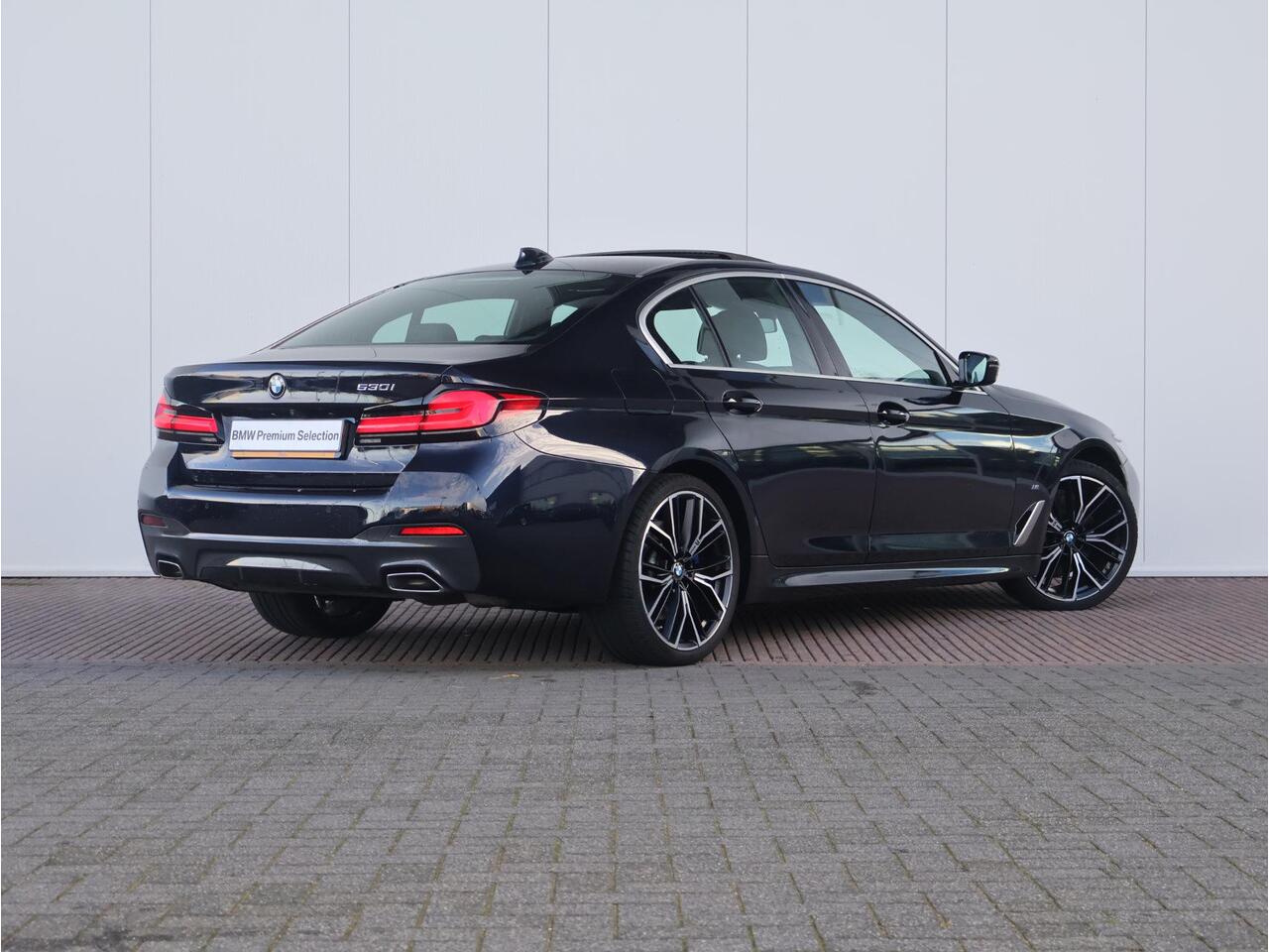 BMW 5-SERIE 530i High Executive Edition M Sportpakket/ Achteruitrijcamera/ Comfortstoelen/ schuif-/kanteldak/ Stoelverwarming/ Laserlight/ HiFi/ Head-Up/ 19 inch LM