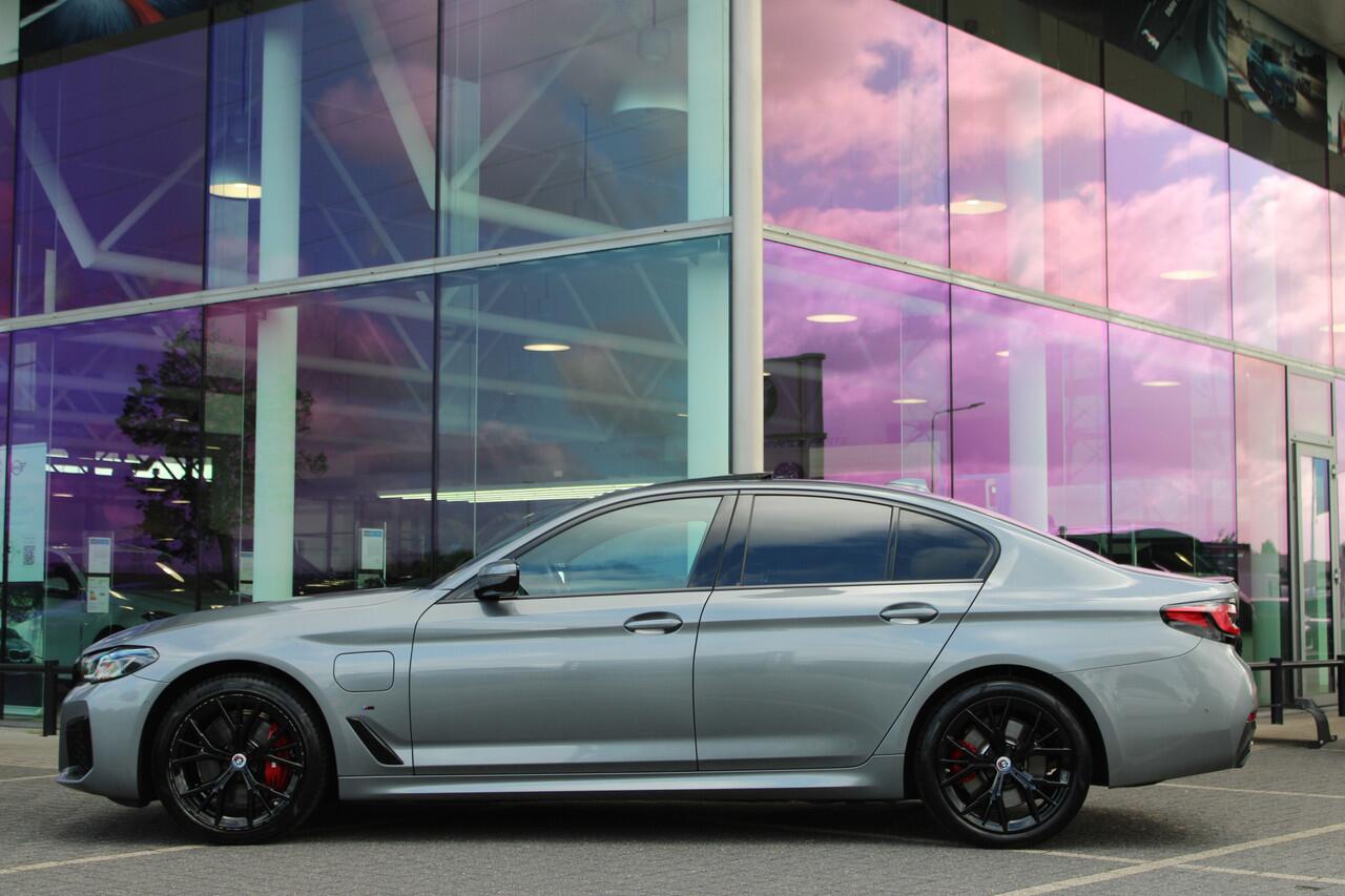 BMW 5-SERIE 530e High Executive M Sport Automaat / Schuif-kanteldak / Trekhaak / Laserlight / Achteruitrijcamera / Stoelventilatie / Head-Up / Active Steering