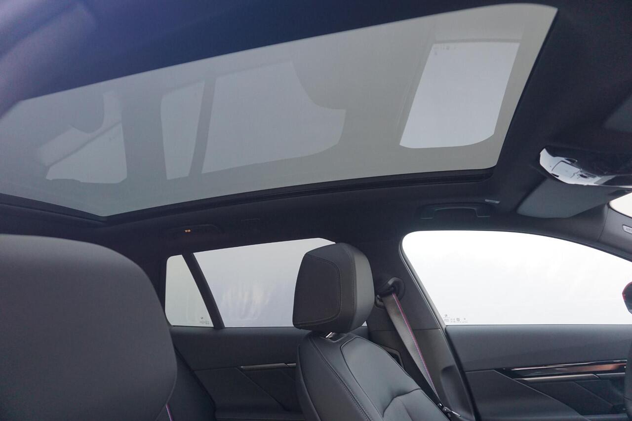 BMW 5-SERIE Touring 530e M Sport Pro | Trekhaak / Comfortstoelen Elektrisch met geheugen / Panoramadak / Head-up / Rondomzicht camera's / Stoelverwarming Voor & Achter