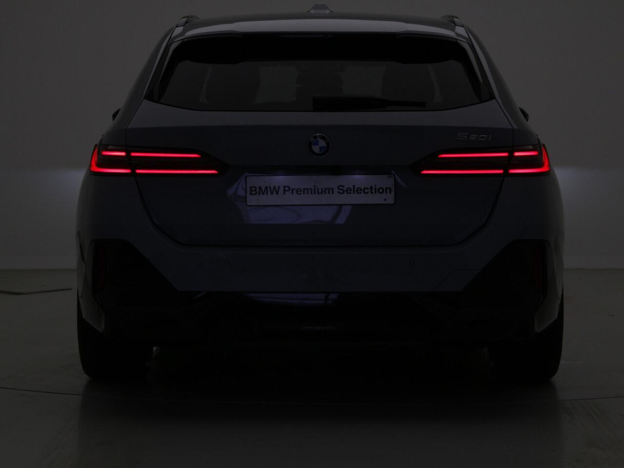 BMW 5-SERIE Touring 520i M-Sport Pro | Trekhaak | Driv. Ass. Pro | Stoelventilatie | Standkachel | | Bowers & Wilkins Surround Sound System | Mild Hybrid