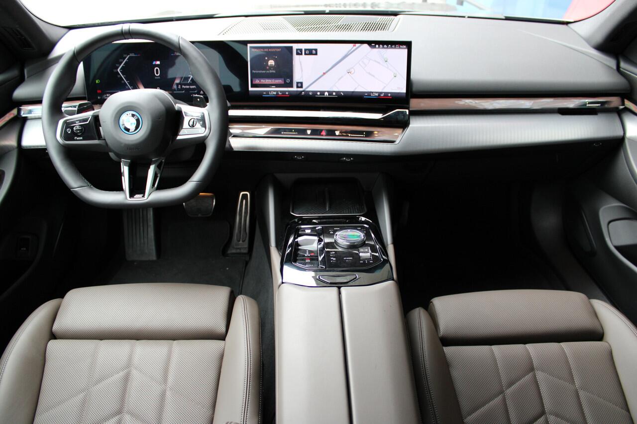 BMW 5-SERIE Touring 530e M Sport M Sport Automaat / Panoramadak / Trekhaak / Achteruitrijcamera / Adaptieve LED / Parking Assistant / Stoelverwarming