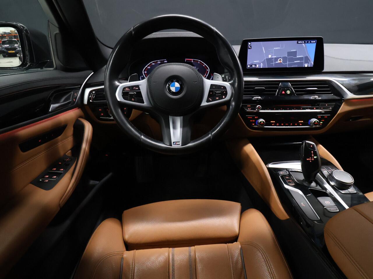 BMW 5-SERIE Touring 520i M Sport [CAMERA, APPLE CARPLAY, MEMORY SEATS, M STUURWIEL,TREKHAAK WEGKLAPBAAR, ANDROID AUTO, VOL LEDER, NIEUWSTAAT]