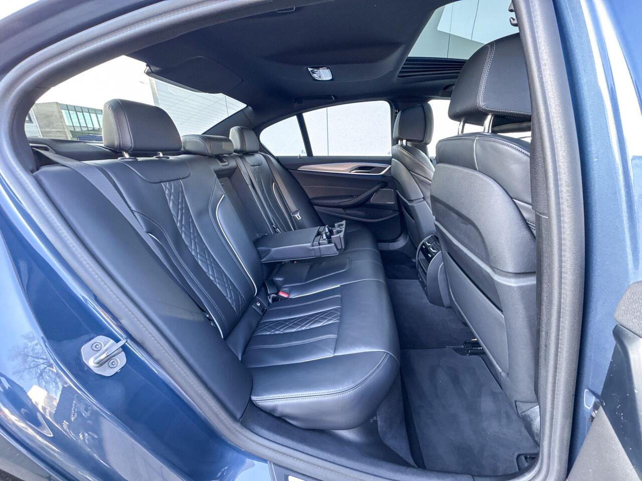 BMW 5-SERIE Sedan 545e xDrive High Executive / Glazen Schuifdak / Harman Kardon / Head-Up / Co-Pilot / Parking Assistant Plus / Comfort Acces / Stuurwielrand verwarming / 20 Inch